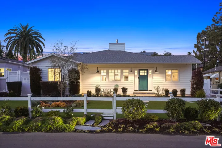 11589 Hartsook Street, Valley Village, California 91601