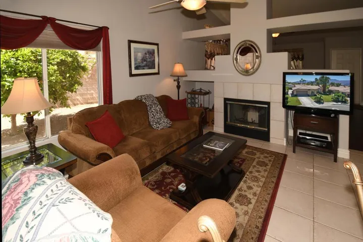 2178 Family Room Detail