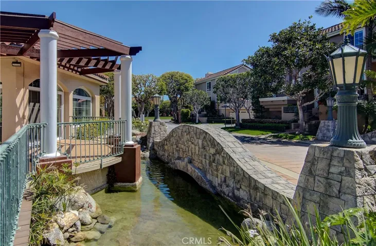 SeaCliff on the Greens is the PREMIERE HB neighborhood with award winning architecture, gorgeous landscape, streams, fountains and miles of walking/biking options...plus parks, golf and the beach are just steps away...