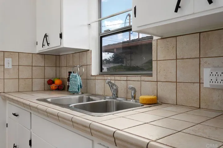 1108 Balour Drive, Encinitas, California 92024