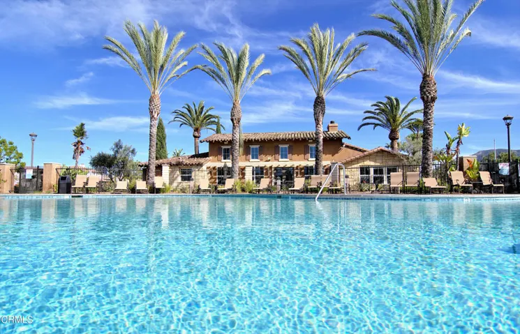 Central Pool w Clubhouse