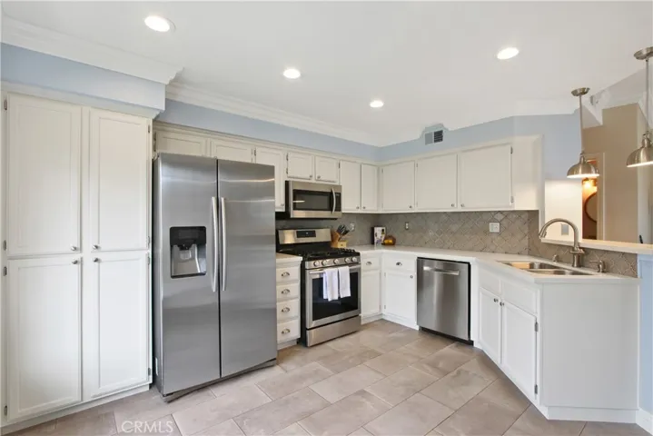 No lack of storage space in this kitchen! In addition to the pantry there is also a double-deep pantry / closet shown in another photo.