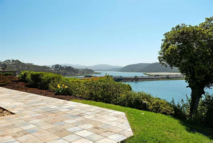 7548 Navigator Circle, Carlsbad, California 92011