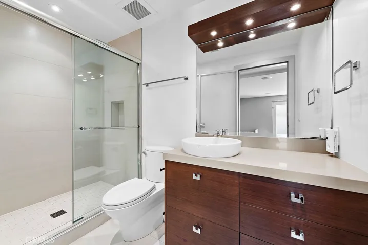 This is the ensuite bathroom of the lower bedroom.