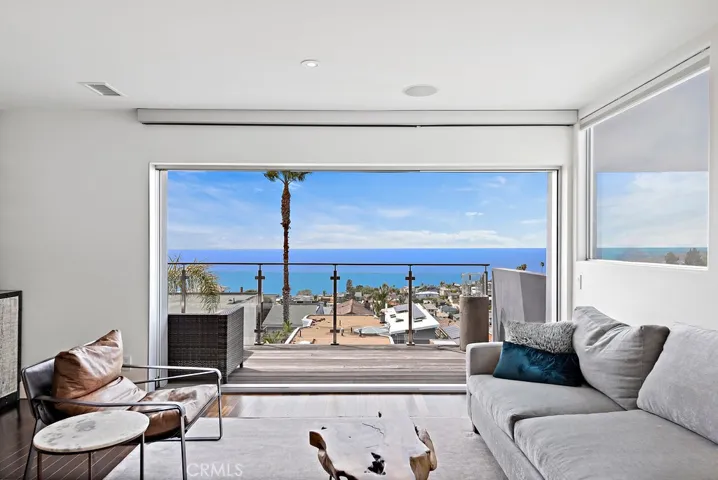 This is a good photo showing how the custom Fleetwood doors disappear when open, bringing the outdoors in.