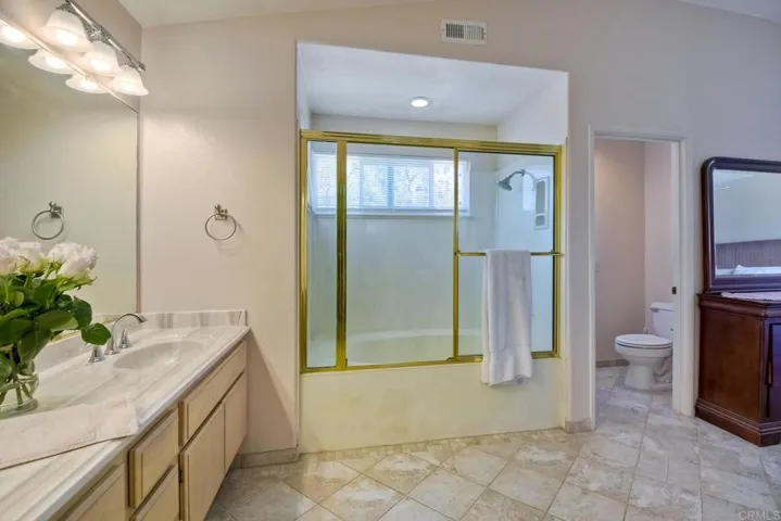 Dual sinks with tub/shower combo
