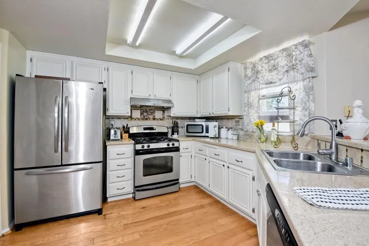 Refrigerator conveys