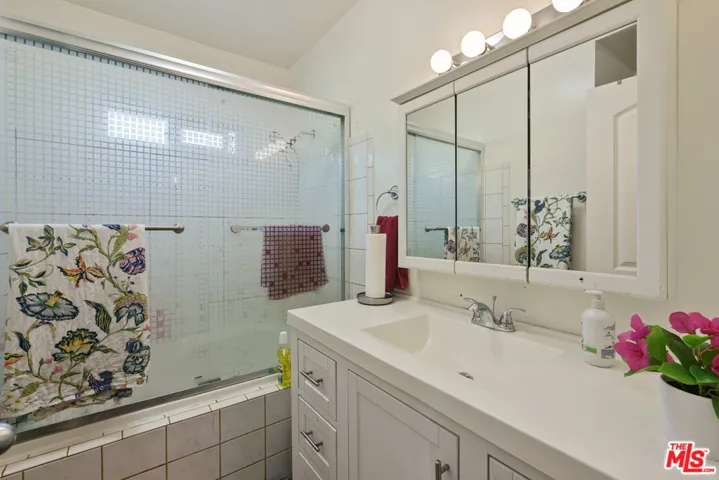 1974 Comstock Avenue, Los Angeles, California 90025