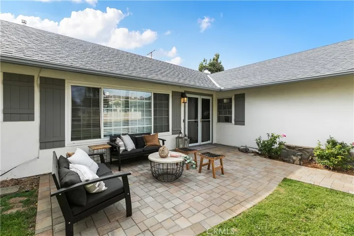 Front porch, perfect to enjoy the evening with friends and family