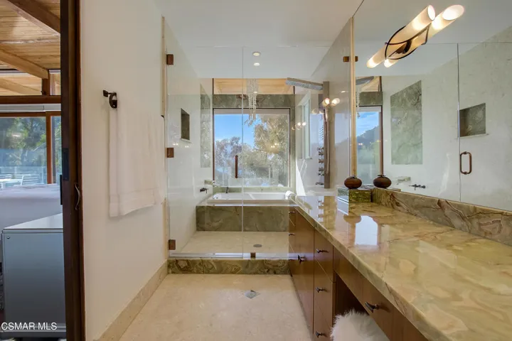 Bath Retreat Jacuzzi & Huge Shower