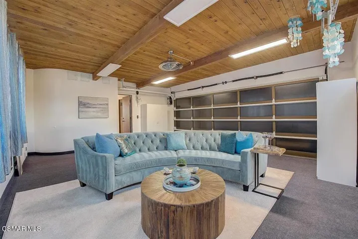 Spacious Garage w/ coach