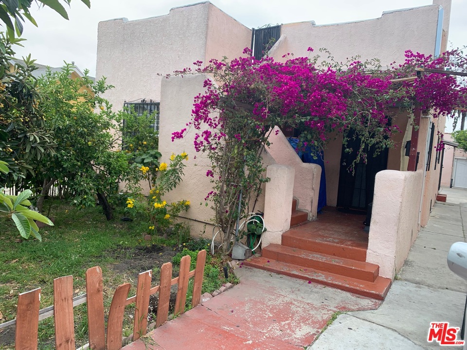 2323 Redondo Boulevard Unit 2, Los Angeles, California 90016, 5 Bedrooms Bedrooms, ,3 BathroomsBathrooms,Residential,For Sale,REDONDO,21721398