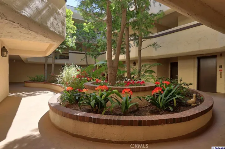 534 S Oak Knoll Avenue 106, Pasadena, California 91101