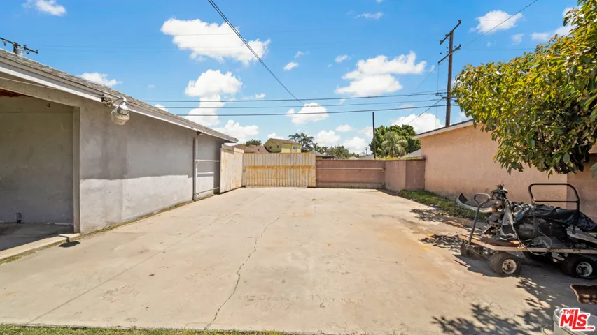 2320 N Bullis Road, Compton, California 90221