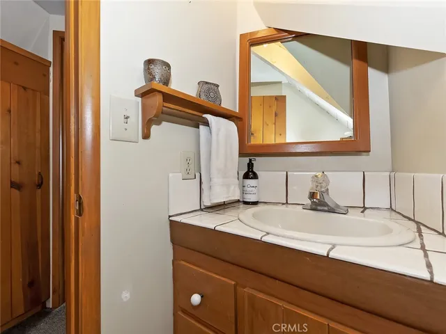 777 Ivy Lane, Lake Arrowhead, California 92352