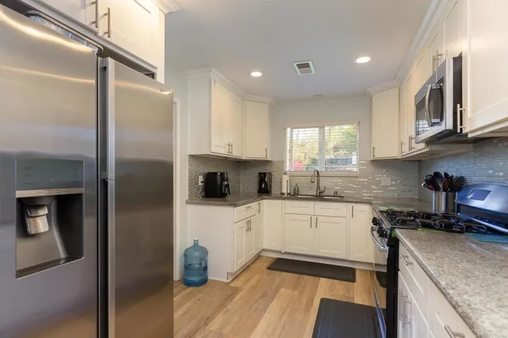 530 Debby Street, Fallbrook, California 92028