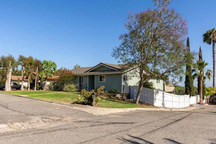 530 Debby Street, Fallbrook, California 92028