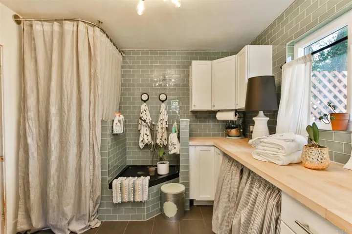 2811 Suncrest Boulevard, El Cajon, California 92021
