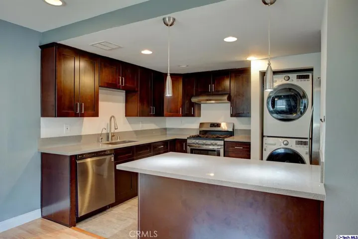 14735 Victory Boulevard 6, Van Nuys, California 91411