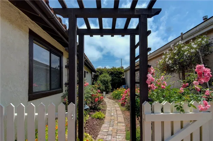 Don't you love those gardens with multiple "rooms" and winding paths of discovery...?