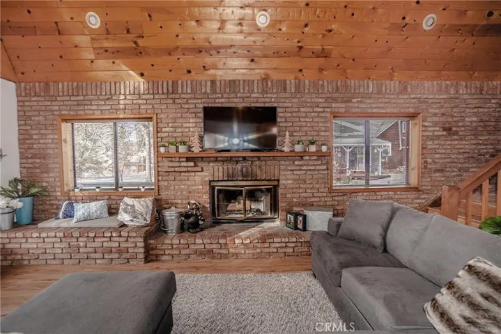725 Temple Lane, Big Bear, California 92315