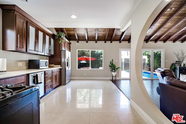 full kitchen view