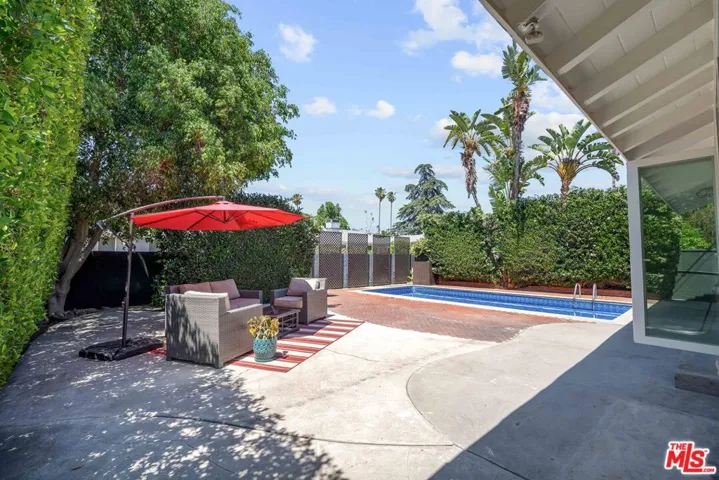 view of expansive patio and fenced yard