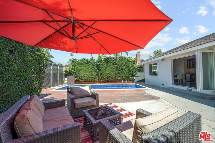 sit in e shade or jump in e pool