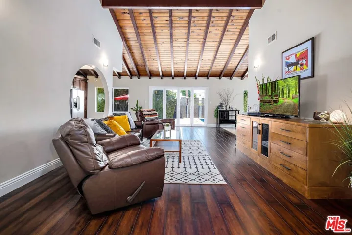 e open floor plan immediately invites you in