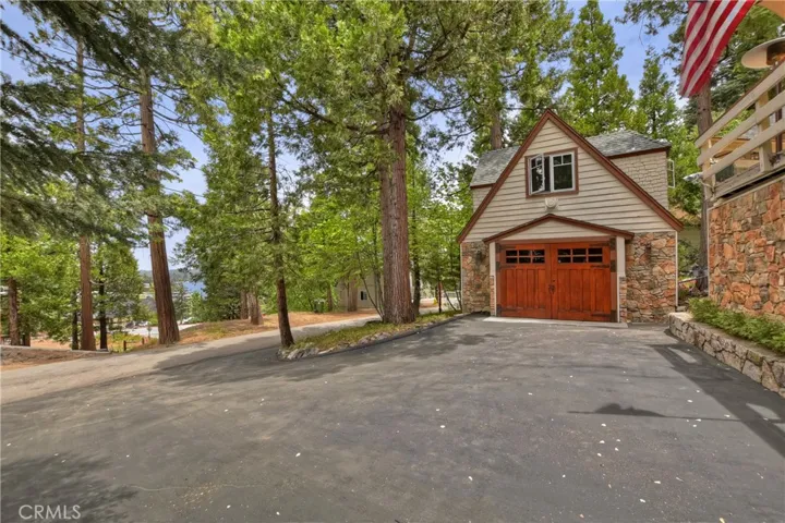 226 Holiday Drive, Lake Arrowhead, California 92352