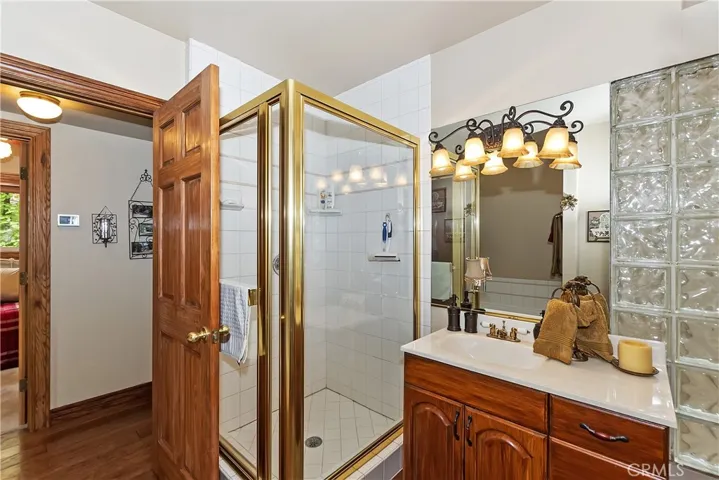 226 Holiday Drive, Lake Arrowhead, California 92352