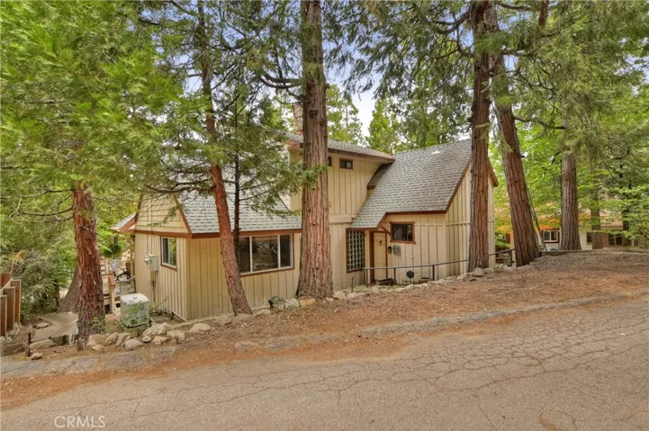 226 Holiday Drive, Lake Arrowhead, California 92352