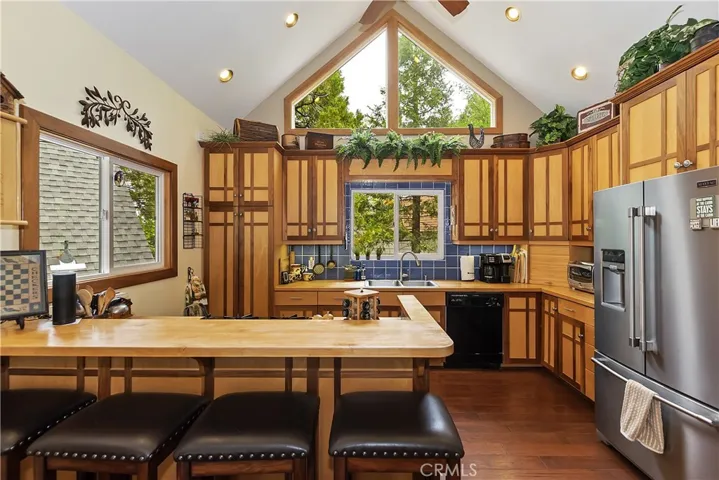 226 Holiday Drive, Lake Arrowhead, California 92352