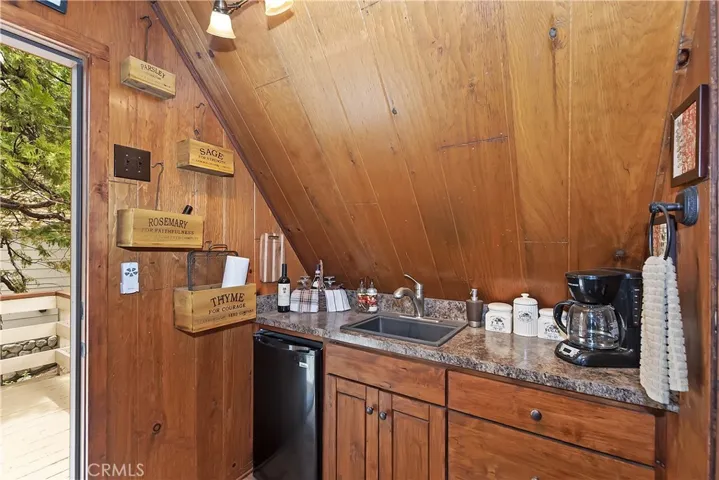226 Holiday Drive, Lake Arrowhead, California 92352