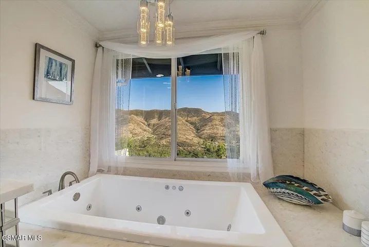 Incredible BathTub w Wonderful Views