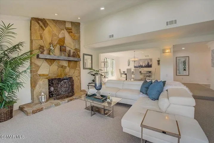 Beautiful & Cozy Living Room