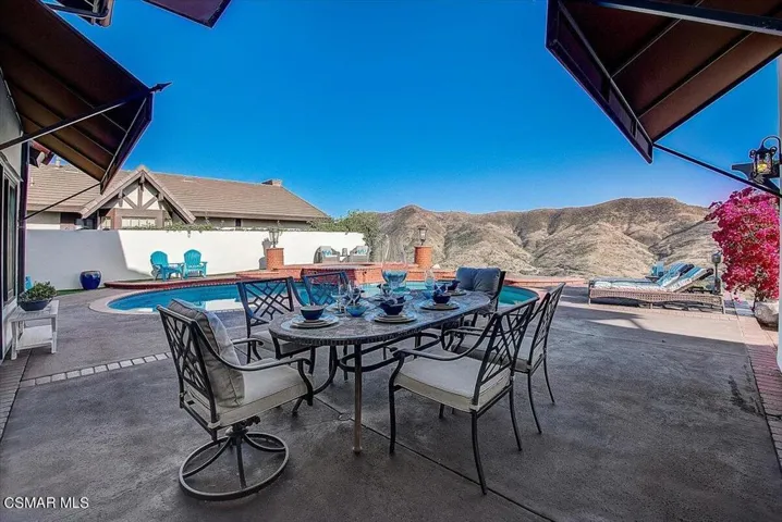 Outside Dinning Near Pool