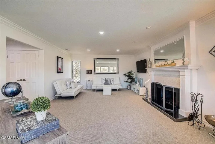 Spaceous Family Room w Fireplace