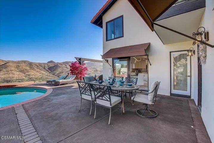 Outside Dinning & Pool