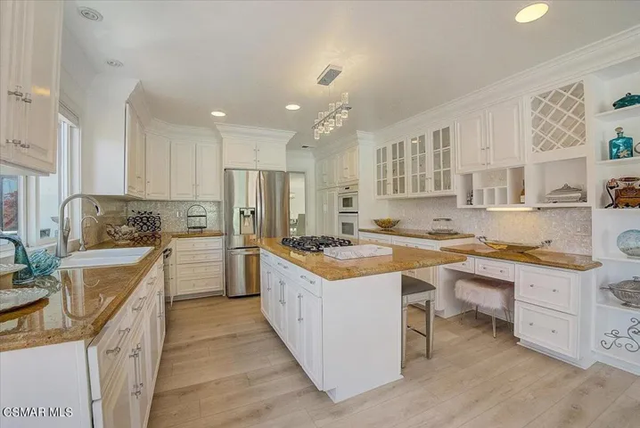 Kitchen w Storage
