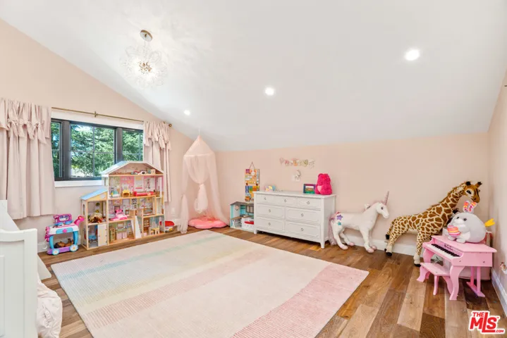 23100 Erwin Street, Woodland Hills, California 91367