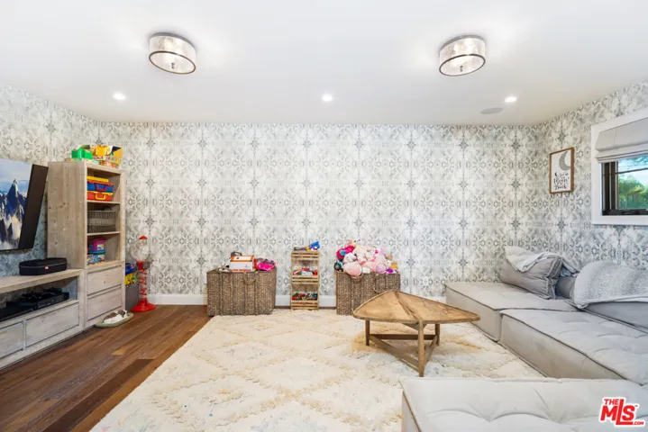 23100 Erwin Street, Woodland Hills, California 91367