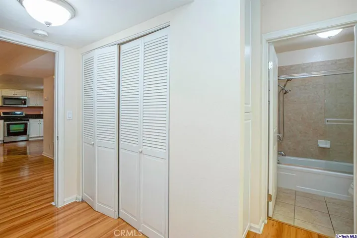 5009 Woodman Avenue 210, Sherman Oaks, California 91423