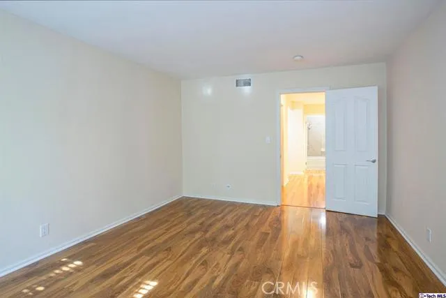 5009 Woodman Avenue 210, Sherman Oaks, California 91423