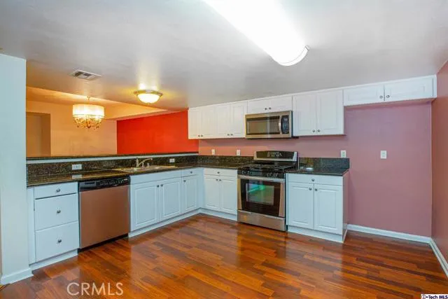 5009 Woodman Avenue 210, Sherman Oaks, California 91423