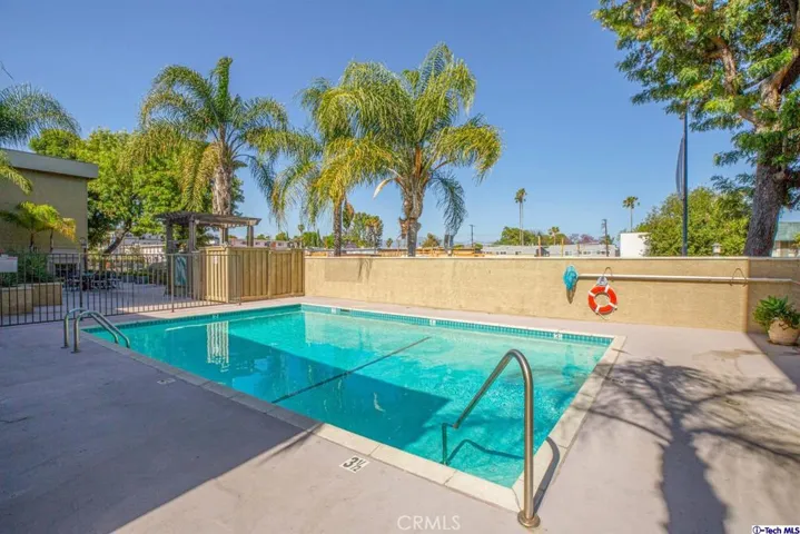 5009 Woodman Avenue 210, Sherman Oaks, California 91423