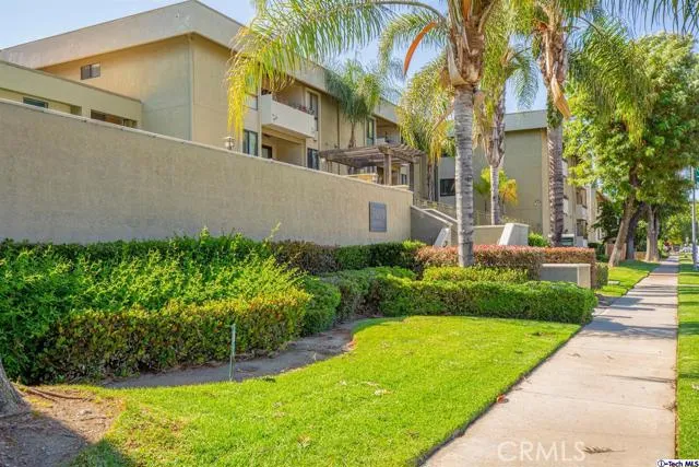 5009 Woodman Avenue 210, Sherman Oaks, California 91423