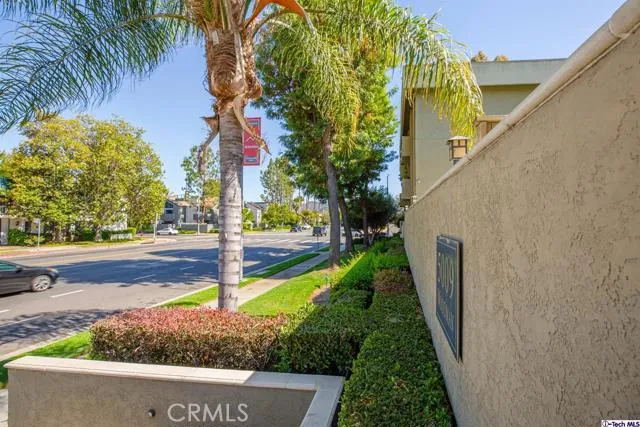 5009 Woodman Avenue 210, Sherman Oaks, California 91423