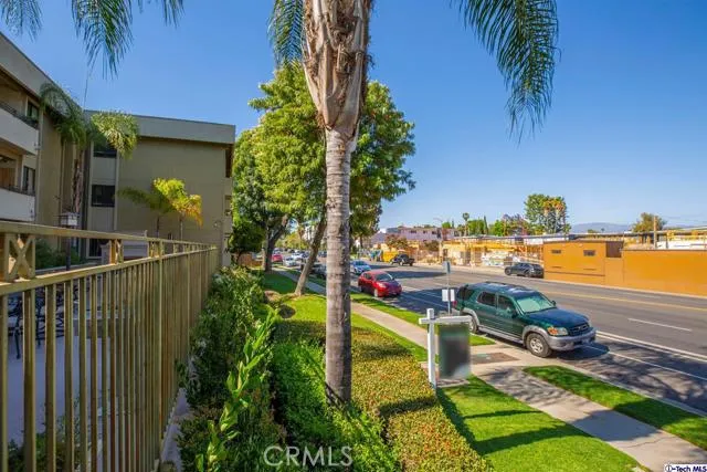 5009 Woodman Avenue 210, Sherman Oaks, California 91423