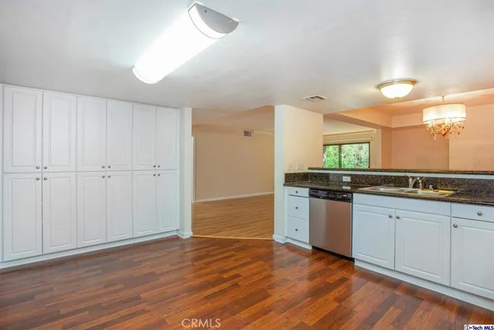 5009 Woodman Avenue 210, Sherman Oaks, California 91423